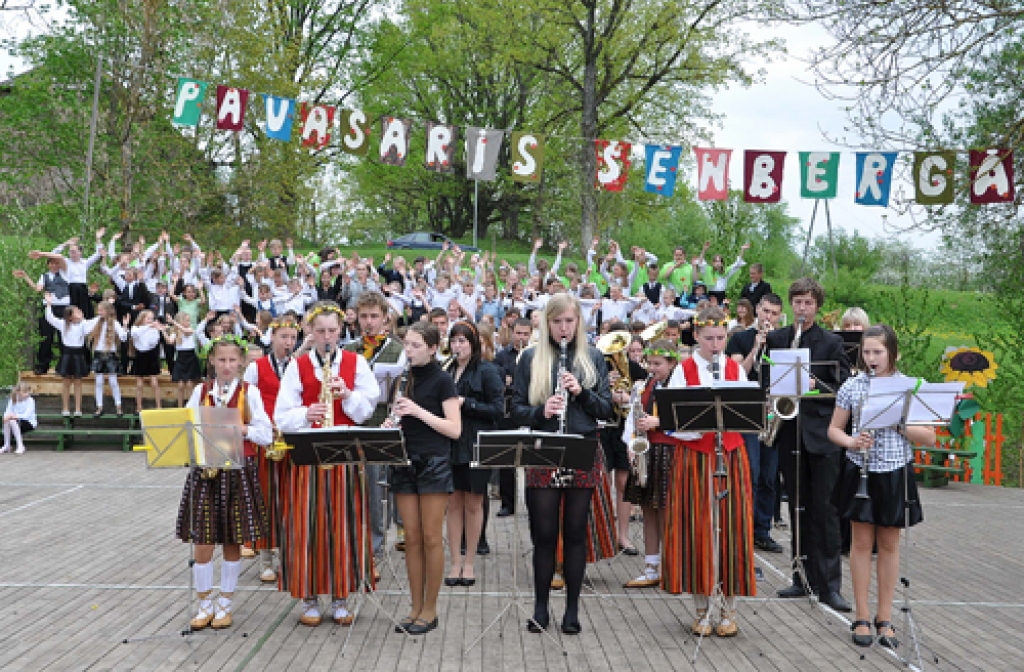 Skaistkalnē 13.maijā izskanējis skolēnu dziesmu un deju festivāls «Pavasaris Šēnbergā». Šoreiz tur satikās 23 kolektīvi – 17 deju kopas, pieci kori un pūtēju orķestris.