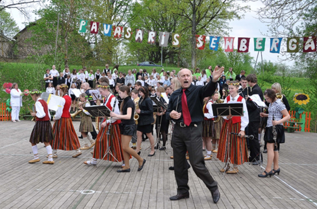 Skaistkalnē 13.maijā izskanējis skolēnu dziesmu un deju festivāls «Pavasaris Šēnbergā». Šoreiz tur satikās 23 kolektīvi – 17 deju kopas, pieci kori un pūtēju orķestris.