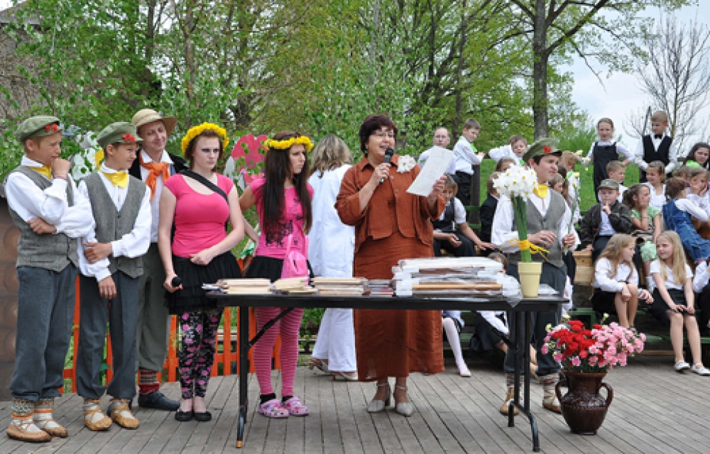 Skaistkalnē 13.maijā izskanējis skolēnu dziesmu un deju festivāls «Pavasaris Šēnbergā». Šoreiz tur satikās 23 kolektīvi – 17 deju kopas, pieci kori un pūtēju orķestris.