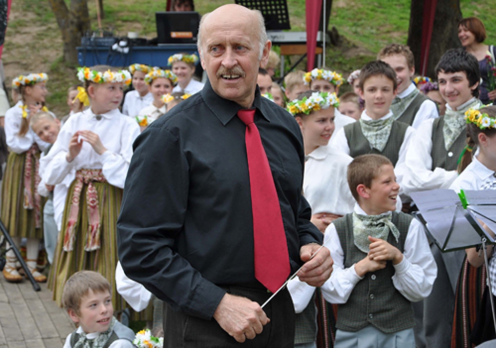 Skaistkalnē 13.maijā izskanējis skolēnu dziesmu un deju festivāls «Pavasaris Šēnbergā». Šoreiz tur satikās 23 kolektīvi – 17 deju kopas, pieci kori un pūtēju orķestris.