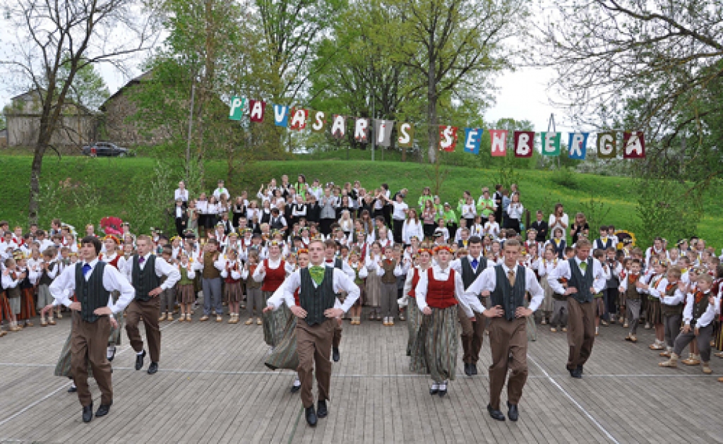 Skaistkalnē 13.maijā izskanējis skolēnu dziesmu un deju festivāls «Pavasaris Šēnbergā». Šoreiz tur satikās 23 kolektīvi – 17 deju kopas, pieci kori un pūtēju orķestris.