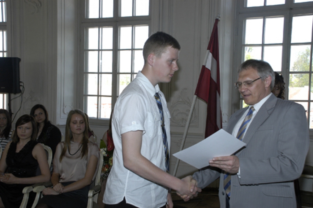Rundāles pils Baltajā zālē 12. maija priekšpusdienā tika sveikti 22 Bauskas un Rundāles novadu gudrākie, talantīgākie un centīgākie skolēni. Te risinājās jau desmitais konkursa «Gada skolēns» noslēguma sarīkojums. 8. – 9. klašu grupā...
Autors: Ivars Bogdanovs