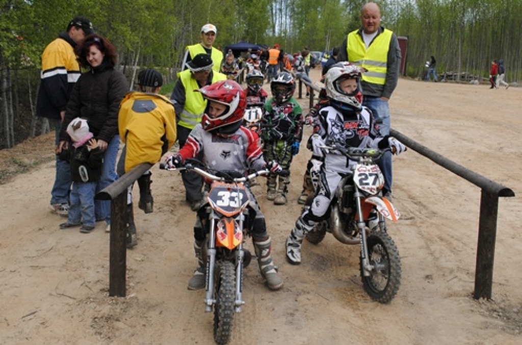 Iecavas novada Zorģu trasē pagājušajā nedēļā notika Latvijas Alternatīvās motokrosa asociācijas organizēto sacensību trešais posms.
Baušķenieks Rihards Augucevičs65 kubikcentimetru motociklu klasē pēc diviem braucieniem kopvērtējumā...
Autors: Uldis Varnevičs
