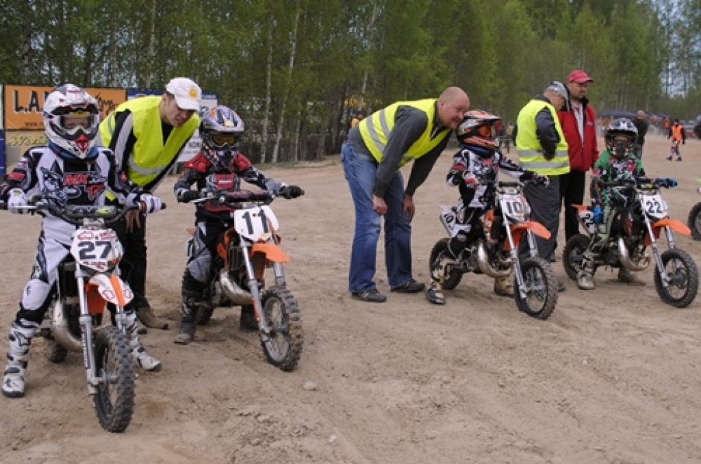 Iecavas novada Zorģu trasē pagājušajā nedēļā notika Latvijas Alternatīvās motokrosa asociācijas organizēto sacensību trešais posms.
Baušķenieks Rihards Augucevičs65 kubikcentimetru motociklu klasē pēc diviem braucieniem kopvērtējumā...
Autors: Uldis Varnevičs