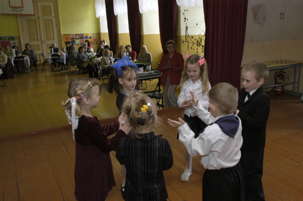 Koncertā māmiņām Svitenē 6. maijā piedalījās katrs Pilsrundāles vidusskolas struktūrvienības audzēknis, arī pirmsskolas grupiņas trīs un četrus gadus vecie bērni.
Autors: Ivars Bogdanovs