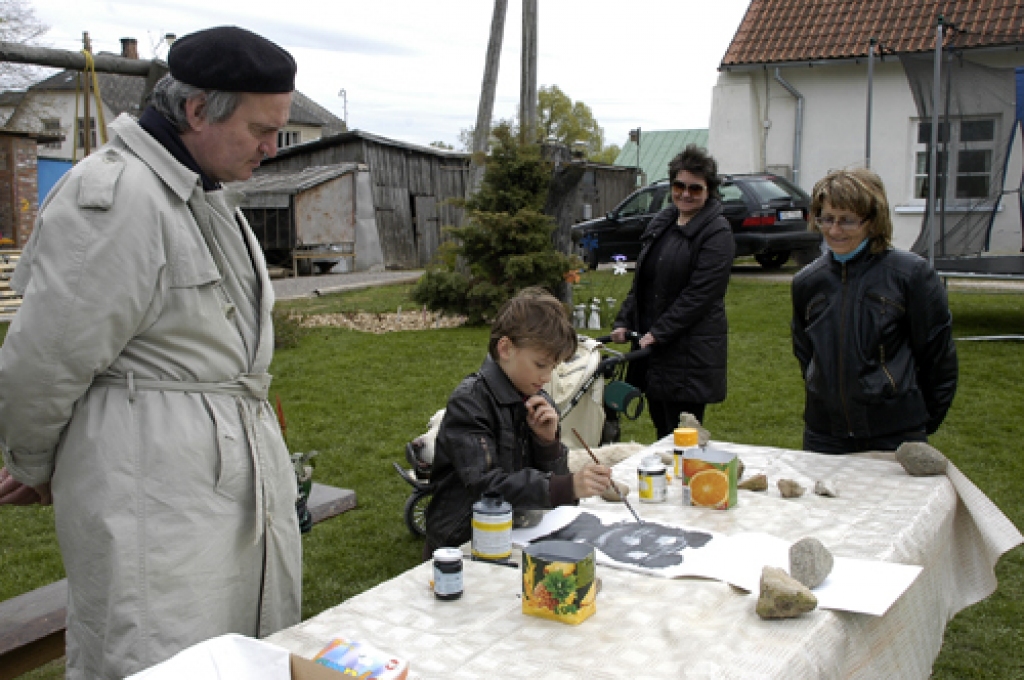 Ar Mākslas dienām veltītu pasākumu sestdien, 7. maijā, Pilsrundālē pie viesu nama «Baltā māja» pirmoreiz iemēģināta pašvaldības iegādātā saliekamā skatuve.
Koncertā piedalījās Rundāles novada amatierkopas un ciemiņi no Bauskas novada,...
Autors: Ivars Bogdanovs