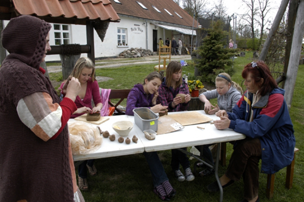 Ar Mākslas dienām veltītu pasākumu sestdien, 7. maijā, Pilsrundālē pie viesu nama «Baltā māja» pirmoreiz iemēģināta pašvaldības iegādātā saliekamā skatuve.
Koncertā piedalījās Rundāles novada amatierkopas un ciemiņi no Bauskas novada,...
Autors: Ivars Bogdanovs