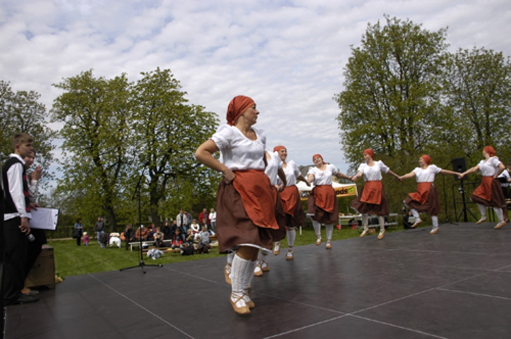 Ar Mākslas dienām veltītu pasākumu sestdien, 7. maijā, Pilsrundālē pie viesu nama «Baltā māja» pirmoreiz iemēģināta pašvaldības iegādātā saliekamā skatuve.
Koncertā piedalījās Rundāles novada amatierkopas un ciemiņi no Bauskas novada,...
Autors: Ivars Bogdanovs