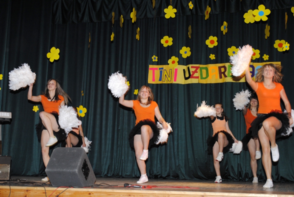 Kurmenē jau astoto reizi bija organizēts festivāls «Tīņi uzdarbojas». Mūzikas pedagogiem ir iespēja rādīt gan pirmsskolas, gan skolas vecuma bērnu dziedātprasmi. Vietējā tautas nama vadītāja Sarmīte Ķīse trāpīgi raksturoja visus 6. maija...
Autors: Juris Iļņickis