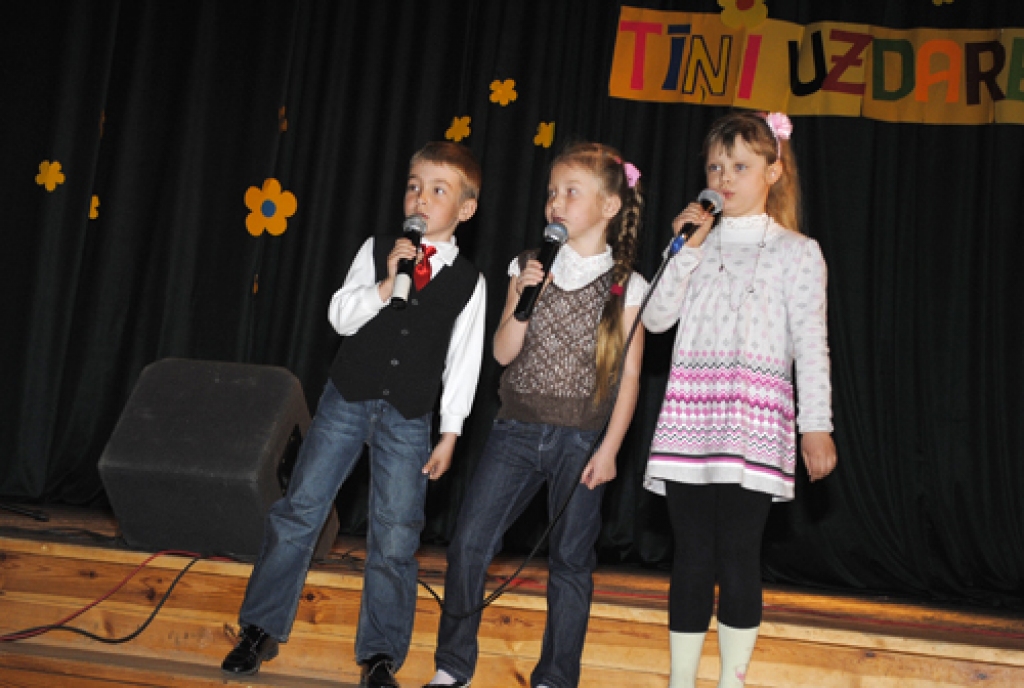 Kurmenē jau astoto reizi bija organizēts festivāls «Tīņi uzdarbojas». Mūzikas pedagogiem ir iespēja rādīt gan pirmsskolas, gan skolas vecuma bērnu dziedātprasmi. Vietējā tautas nama vadītāja Sarmīte Ķīse trāpīgi raksturoja visus 6. maija...
Autors: Juris Iļņickis