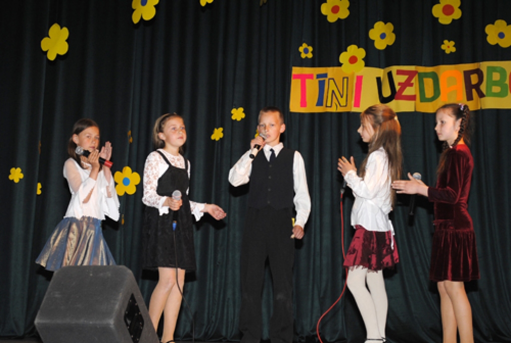 Kurmenē jau astoto reizi bija organizēts festivāls «Tīņi uzdarbojas». Mūzikas pedagogiem ir iespēja rādīt gan pirmsskolas, gan skolas vecuma bērnu dziedātprasmi. Vietējā tautas nama vadītāja Sarmīte Ķīse trāpīgi raksturoja visus 6. maija...
Autors: Juris Iļņickis