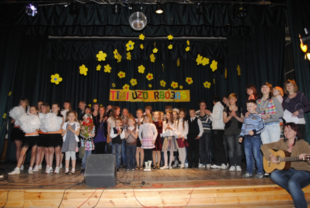 Kurmenē jau astoto reizi bija organizēts festivāls «Tīņi uzdarbojas». Mūzikas pedagogiem ir iespēja rādīt gan pirmsskolas, gan skolas vecuma bērnu dziedātprasmi. Vietējā tautas nama vadītāja Sarmīte Ķīse trāpīgi raksturoja visus 6. maija...
Autors: Juris Iļņickis