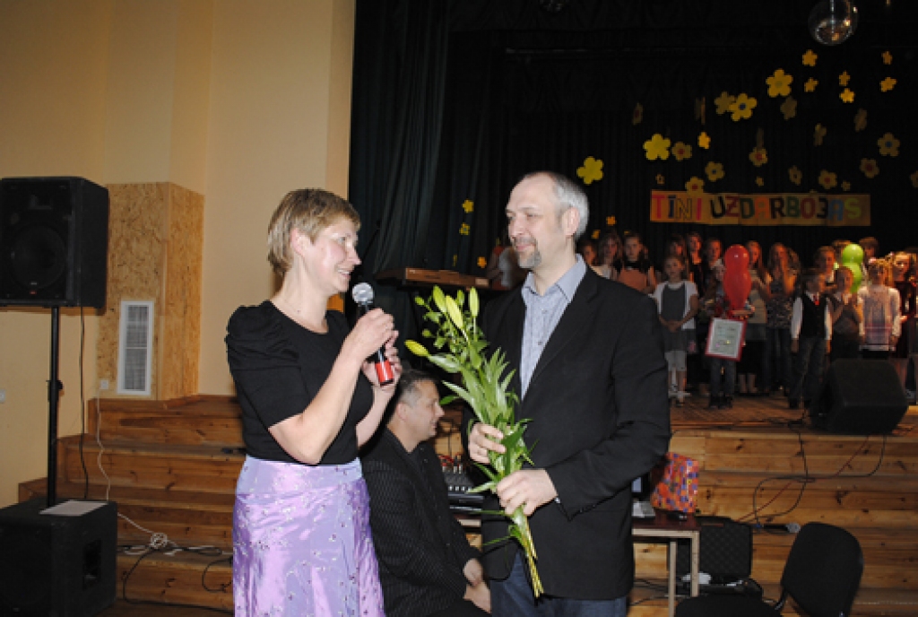 Kurmenē jau astoto reizi bija organizēts festivāls «Tīņi uzdarbojas». Mūzikas pedagogiem ir iespēja rādīt gan pirmsskolas, gan skolas vecuma bērnu dziedātprasmi. Vietējā tautas nama vadītāja Sarmīte Ķīse trāpīgi raksturoja visus 6. maija...
Autors: Juris Iļņickis