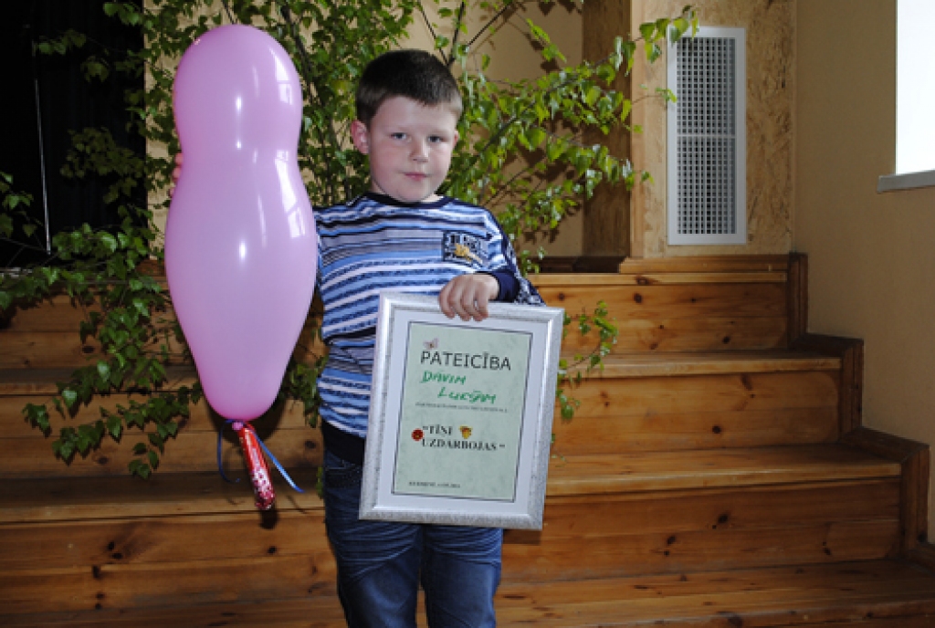 Kurmenē jau astoto reizi bija organizēts festivāls «Tīņi uzdarbojas». Mūzikas pedagogiem ir iespēja rādīt gan pirmsskolas, gan skolas vecuma bērnu dziedātprasmi. Vietējā tautas nama vadītāja Sarmīte Ķīse trāpīgi raksturoja visus 6. maija...
Autors: Juris Iļņickis