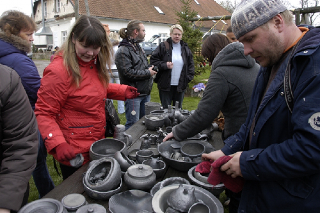 4. maijā visos četros mūspuses novados oficiāli tika atklāta šīs vasaras tūrisma sezona. Publikas plaši apmeklēts bija pasākums Rundālē – «Baltajā mājā» tika kurināts un atvērts ceplis. Interesenti un keramikas darbu autori trešdien ap...
Autors: Ivars Bogdanovs