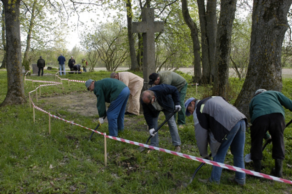 Čakli talkotāji sestdien, 30. aprīlī, bija rundālieši. Pils muzeja darbinieki, piemēram, sakopa Mežotnes baznīcas apkārtni, tika veikti arī citi darbi.
Autors: Ivars Bogdanovs