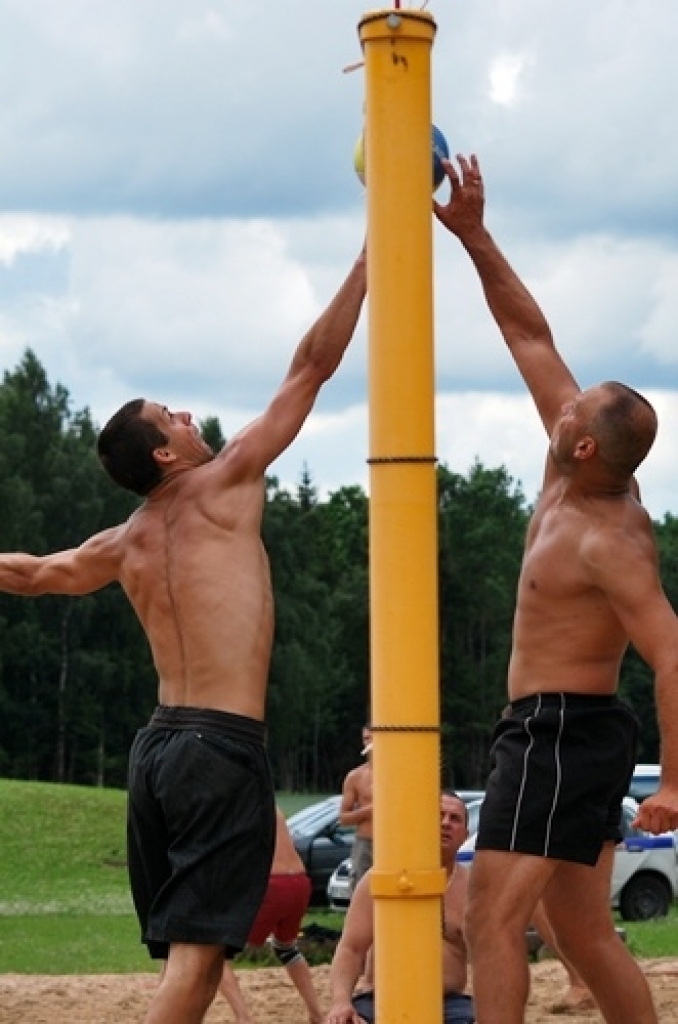 Rundāles novada «Līdumniekos» 25. jūnijā notika Pēcjāņu turnīrs smilšu volejbolā, kurā piedalījās piecas komandas.Turnīra sākums bija labs Alda Ukstiņa komandai. «Pavisam ir četras spēles. Laurus esam plūkuši divas reizes. Jāuzvar arī abos...
Autors: Uldis Varnevičs