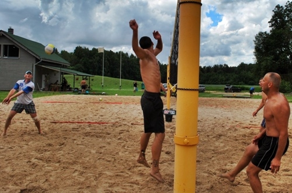 Rundāles novada «Līdumniekos» 25. jūnijā notika Pēcjāņu turnīrs smilšu volejbolā, kurā piedalījās piecas komandas.Turnīra sākums bija labs Alda Ukstiņa komandai. «Pavisam ir četras spēles. Laurus esam plūkuši divas reizes. Jāuzvar arī abos...
Autors: Uldis Varnevičs