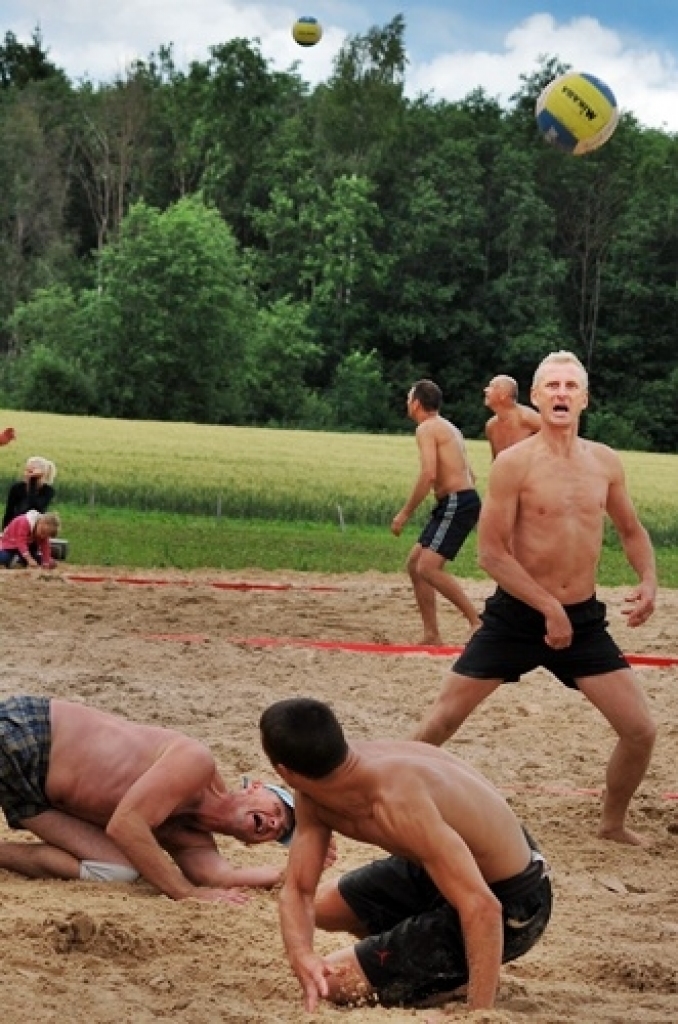 Rundāles novada «Līdumniekos» 25. jūnijā notika Pēcjāņu turnīrs smilšu volejbolā, kurā piedalījās piecas komandas.Turnīra sākums bija labs Alda Ukstiņa komandai. «Pavisam ir četras spēles. Laurus esam plūkuši divas reizes. Jāuzvar arī abos...
Autors: Uldis Varnevičs