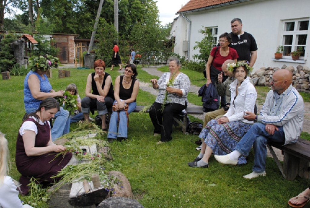 Rundālē pie «Baltās mājas» 22. un 23.jūnijā nepārtrauktā virtenē aizvijušās Līgosvētkiem piederīgas izdarības. Bija zāļu sievas Līgas Reiteres stāsti, tika vārīts siers, ceplī dedzināti keramikas priekšmeti un ceplis vērts vaļā. Bija...
Autors: Ivars Bogdanovs