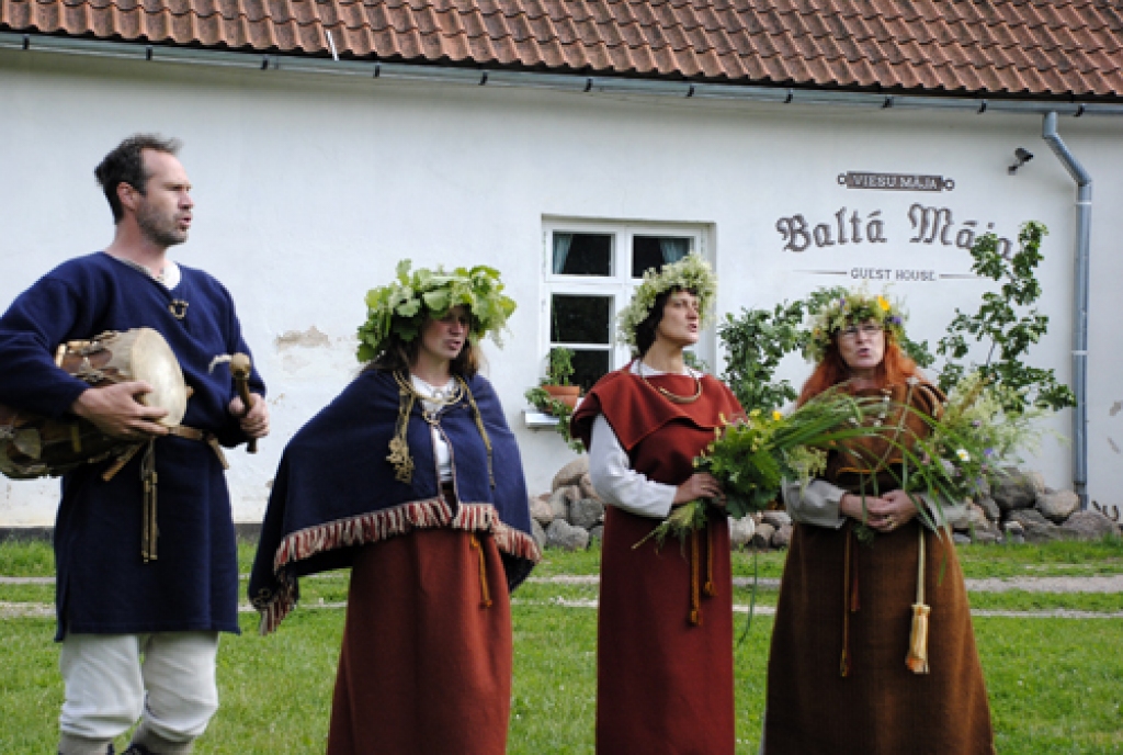 Rundālē pie «Baltās mājas» 22. un 23.jūnijā nepārtrauktā virtenē aizvijušās Līgosvētkiem piederīgas izdarības. Bija zāļu sievas Līgas Reiteres stāsti, tika vārīts siers, ceplī dedzināti keramikas priekšmeti un ceplis vērts vaļā. Bija...
Autors: Ivars Bogdanovs