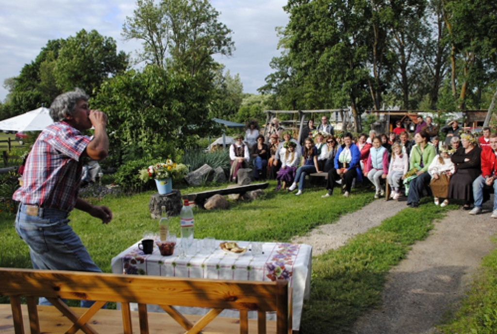 Rundālē pie «Baltās mājas» 22. un 23.jūnijā nepārtrauktā virtenē aizvijušās Līgosvētkiem piederīgas izdarības. Bija zāļu sievas Līgas Reiteres stāsti, tika vārīts siers, ceplī dedzināti keramikas priekšmeti un ceplis vērts vaļā. Bija...
Autors: Ivars Bogdanovs