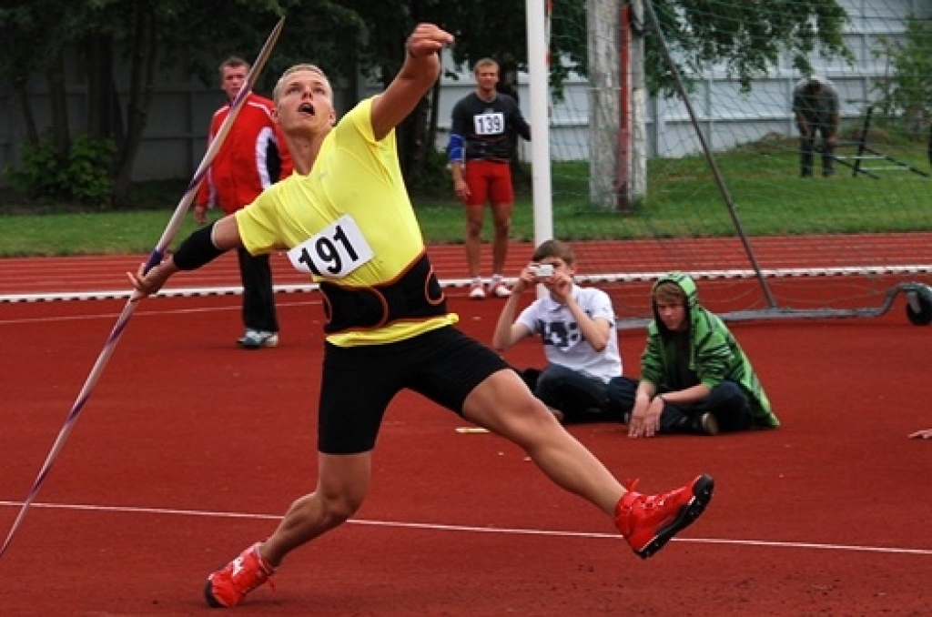 Sporta dzīves grandiozākais notikums Bauskā bija 22. jūnijā Jāņa Lūša kausu izcīņa šķēpmešanā. Tas pulcēja Latvijas labākos šķēpmetējus. Sacīkšu emocijas - fotoattēlos.
Autors: Uldis Varnevičs