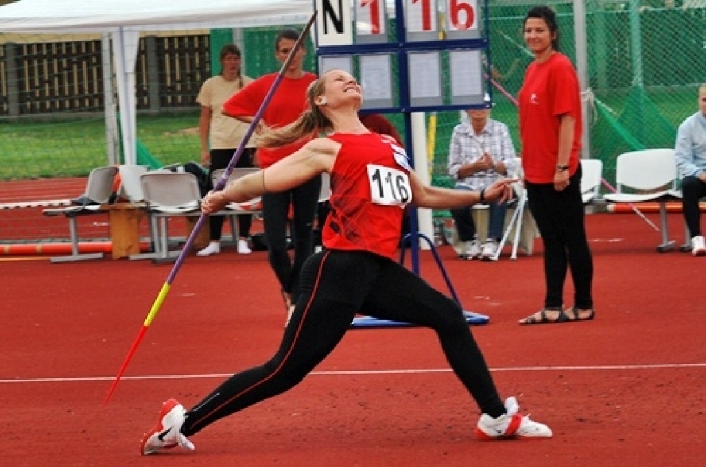 Sporta dzīves grandiozākais notikums Bauskā bija 22. jūnijā Jāņa Lūša kausu izcīņa šķēpmešanā. Tas pulcēja Latvijas labākos šķēpmetējus. Sacīkšu emocijas - fotoattēlos.
Autors: Uldis Varnevičs