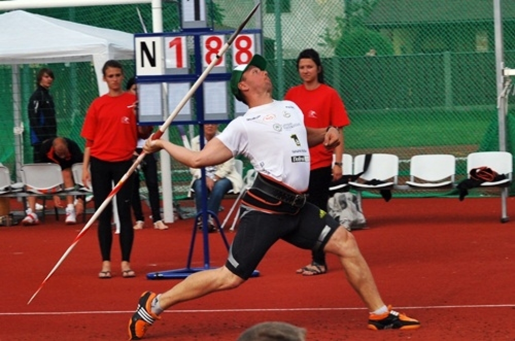Sporta dzīves grandiozākais notikums Bauskā bija 22. jūnijā Jāņa Lūša kausu izcīņa šķēpmešanā. Tas pulcēja Latvijas labākos šķēpmetējus. Sacīkšu emocijas - fotoattēlos.
Autors: Uldis Varnevičs