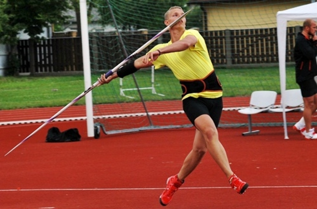 Sporta dzīves grandiozākais notikums Bauskā bija 22. jūnijā Jāņa Lūša kausu izcīņa šķēpmešanā. Tas pulcēja Latvijas labākos šķēpmetējus. Sacīkšu emocijas - fotoattēlos.
Autors: Uldis Varnevičs