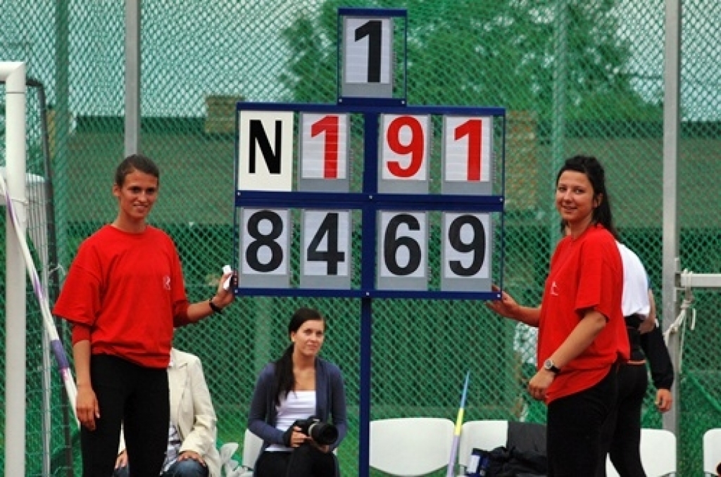 Sporta dzīves grandiozākais notikums Bauskā bija 22. jūnijā Jāņa Lūša kausu izcīņa šķēpmešanā. Tas pulcēja Latvijas labākos šķēpmetējus. Sacīkšu emocijas - fotoattēlos.
Autors: Uldis Varnevičs