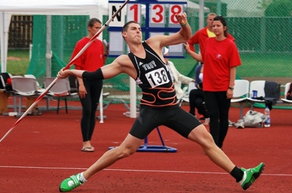 Sporta dzīves grandiozākais notikums Bauskā bija 22. jūnijā Jāņa Lūša kausu izcīņa šķēpmešanā. Tas pulcēja Latvijas labākos šķēpmetējus. Sacīkšu emocijas - fotoattēlos.
Autors: Uldis Varnevičs