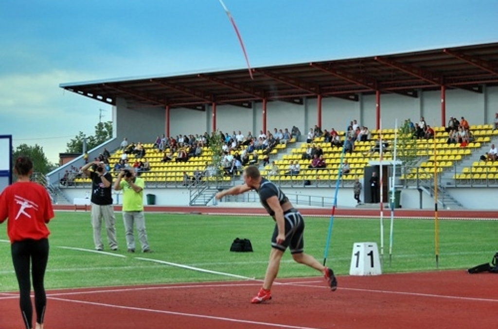 Sporta dzīves grandiozākais notikums Bauskā bija 22. jūnijā Jāņa Lūša kausu izcīņa šķēpmešanā. Tas pulcēja Latvijas labākos šķēpmetējus. Sacīkšu emocijas - fotoattēlos.
Autors: Uldis Varnevičs
