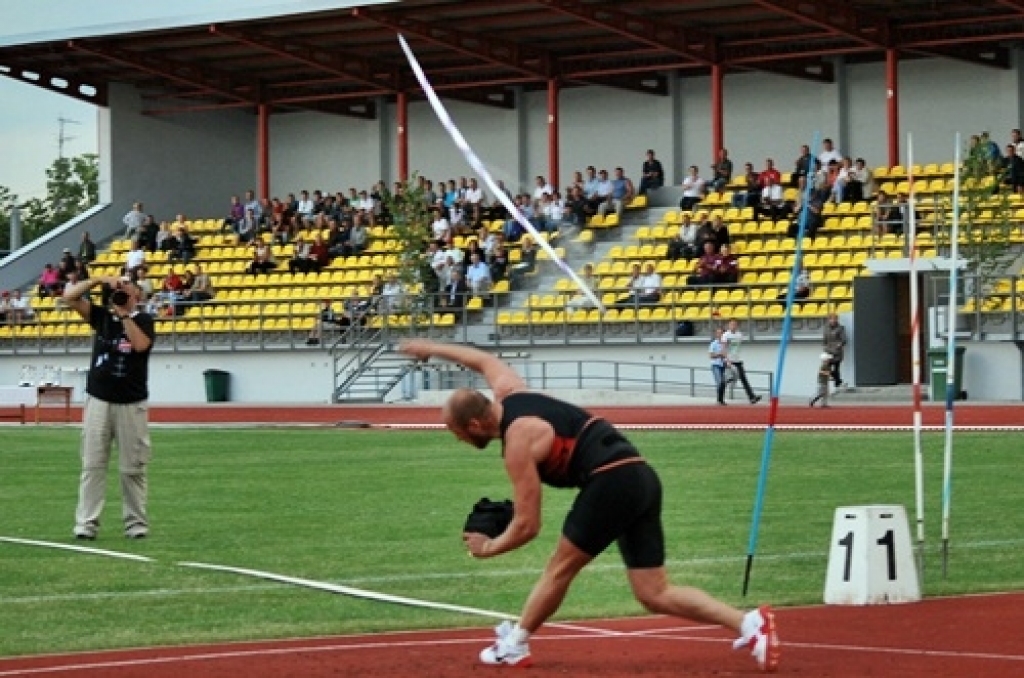 Sporta dzīves grandiozākais notikums Bauskā bija 22. jūnijā Jāņa Lūša kausu izcīņa šķēpmešanā. Tas pulcēja Latvijas labākos šķēpmetējus. Sacīkšu emocijas - fotoattēlos.
Autors: Uldis Varnevičs