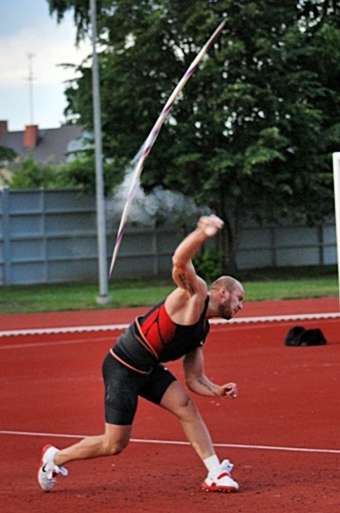Sporta dzīves grandiozākais notikums Bauskā bija 22. jūnijā Jāņa Lūša kausu izcīņa šķēpmešanā. Tas pulcēja Latvijas labākos šķēpmetējus. Sacīkšu emocijas - fotoattēlos.
Autors: Uldis Varnevičs