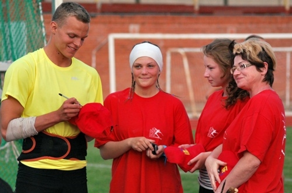 Sporta dzīves grandiozākais notikums Bauskā bija 22. jūnijā Jāņa Lūša kausu izcīņa šķēpmešanā. Tas pulcēja Latvijas labākos šķēpmetējus. Sacīkšu emocijas - fotoattēlos.
Autors: Uldis Varnevičs