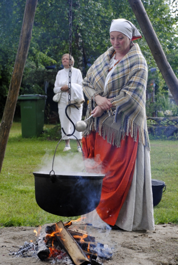 Var jau uzskatīt, ka ar zināšanām, kā svinēt Jāņus, Latvijā esam piedzimuši. Tomēr – cik bieži vasaras saulgriežus «noēd, nodzer vai noguļ» tā vietā, lai skaisti piedzīvotu?! Lai atgādinātu, kā tas darāms, Iecavas novada «Kveriņos» 19....
Autors: Ivars Bogdanovs