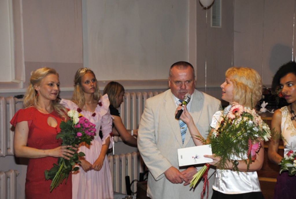 Bauskas bērnu un jauniešu centra vokālajā studijā «Miljons» ir ap 80 dalībnieku. Jubilejas koncertā 17. jūnijā vairums no viņiem bija uz skatuves. Bauskas kultūras centra lielo zāli piektdien līdz ar pašreizējiem dalībniekiem piedziedāja...
Autors: Ivars Bogdanovs