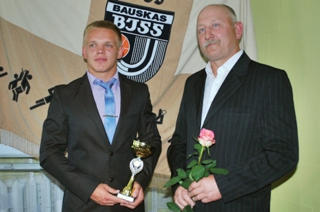 Bauskas novada Bērnu un jaunatnes sporta skolas izlaidums notika 16. jūnijā. Šogad skolu beidza vairāki sportisti, kas piedalījušies pasaules čempionātā, un arī tādi, kuru vārdus pasaules līmeņa sacensībās mēs šogad vēl dzirdēsim.
Autors: Uldis Varnevičs