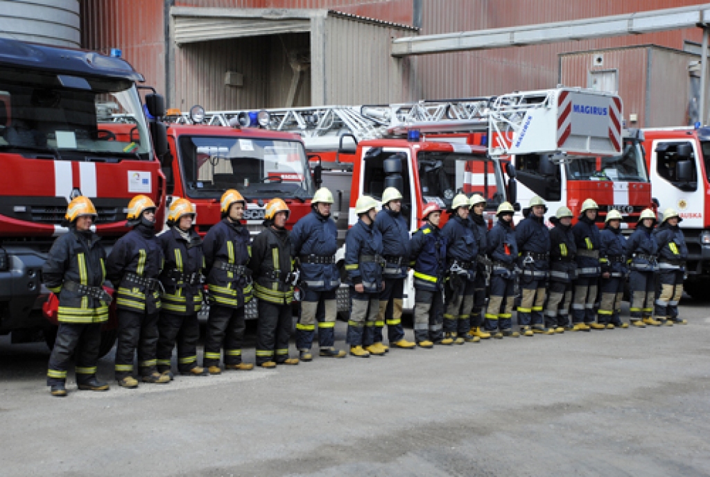Ugunsdzēsēji no Bauskas, Iecavas, Panevēžas un Biržiem ceturtdien, 16. jūnijā, darbojās kopējās mācībās Gailīšu pagastā. Tika imitēts ugunsgrēks lopbarības ražotnē, dzēstas liesmas telpās, no 18 metrus augstā jumta nocelti cilvēki.
Autors: Ivars Bogdanovs