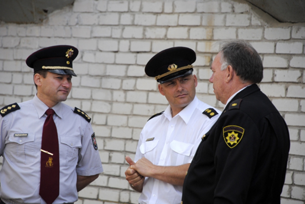 Ugunsdzēsēji no Bauskas, Iecavas, Panevēžas un Biržiem ceturtdien, 16. jūnijā, darbojās kopējās mācībās Gailīšu pagastā. Tika imitēts ugunsgrēks lopbarības ražotnē, dzēstas liesmas telpās, no 18 metrus augstā jumta nocelti cilvēki.
Autors: Ivars Bogdanovs