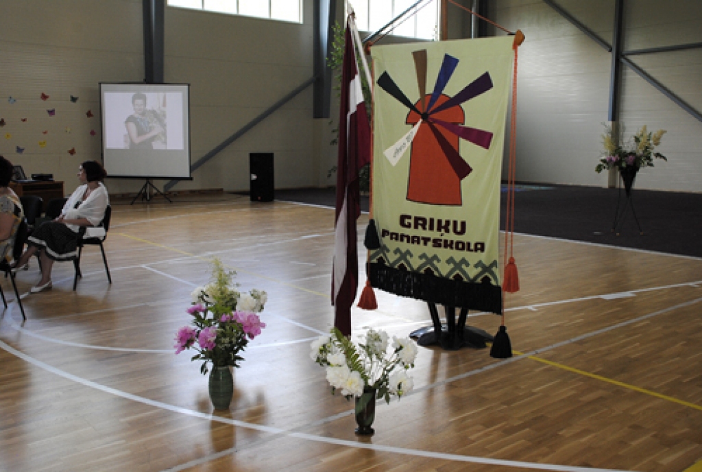 Sirsnīgā gaisotnē un skaisti rotātā Griķu pamatskolas jaunajā sporta zālē piektdien, 10. jūnijā, sumināja deviņus absolventus un viņu klases audzinātāju Ludmilu Baltrušaiti. Ziedus un suvenīrus jauniešiem pasniedza arī Ceraukstes pagasta...
Autors: Ivars Bogdanovs