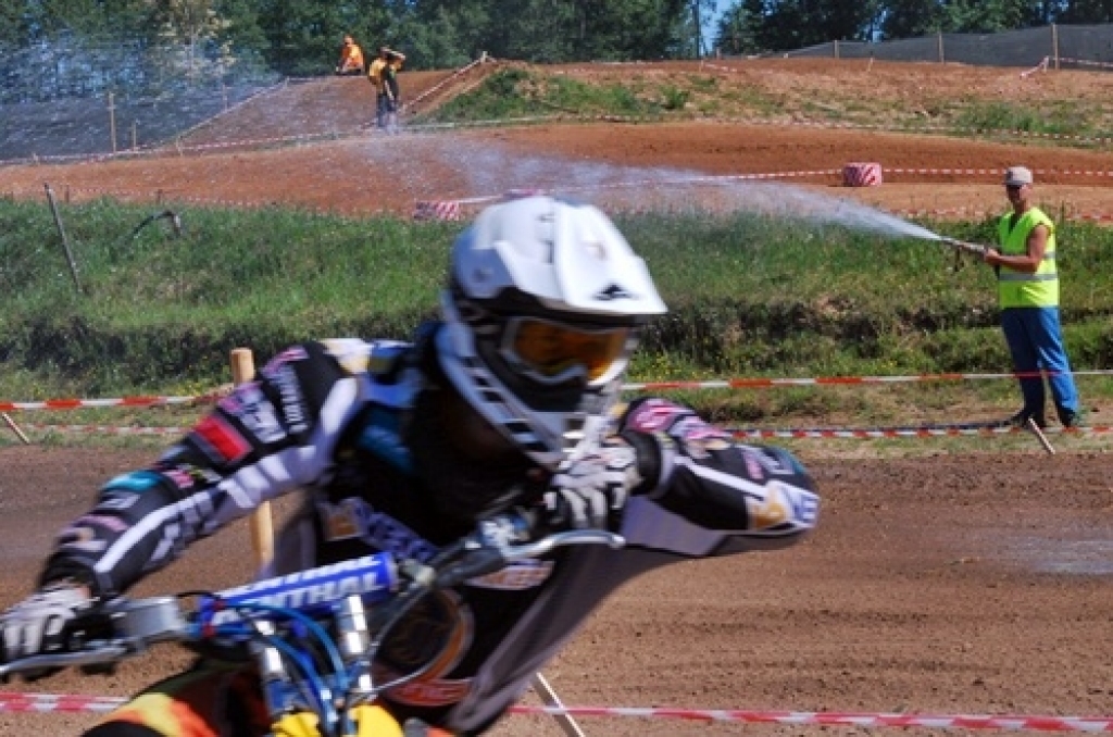 Uzvaras Latvijas čempionāta ceturtajā posmā Vecumnieku novada Stelpes pagasta Pīlādžu mototrasē izcīnīja Kristers Drevinskis un Andris Štendenbergs. Sacensībās 4. un 5. jūnijā piedalījās 270 braucēju. Ērika Pīlādža izveidotā trase ...
Autors: Uldis Varnevičs