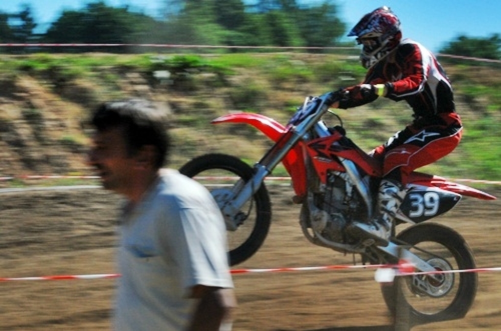 Uzvaras Latvijas čempionāta ceturtajā posmā Vecumnieku novada Stelpes pagasta Pīlādžu mototrasē izcīnīja Kristers Drevinskis un Andris Štendenbergs. Sacensībās 4. un 5. jūnijā piedalījās 270 braucēju. Ērika Pīlādža izveidotā trase ...
Autors: Uldis Varnevičs