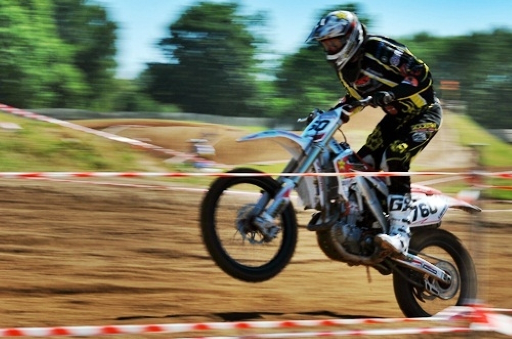 Uzvaras Latvijas čempionāta ceturtajā posmā Vecumnieku novada Stelpes pagasta Pīlādžu mototrasē izcīnīja Kristers Drevinskis un Andris Štendenbergs. Sacensībās 4. un 5. jūnijā piedalījās 270 braucēju. Ērika Pīlādža izveidotā trase ...
Autors: Uldis Varnevičs