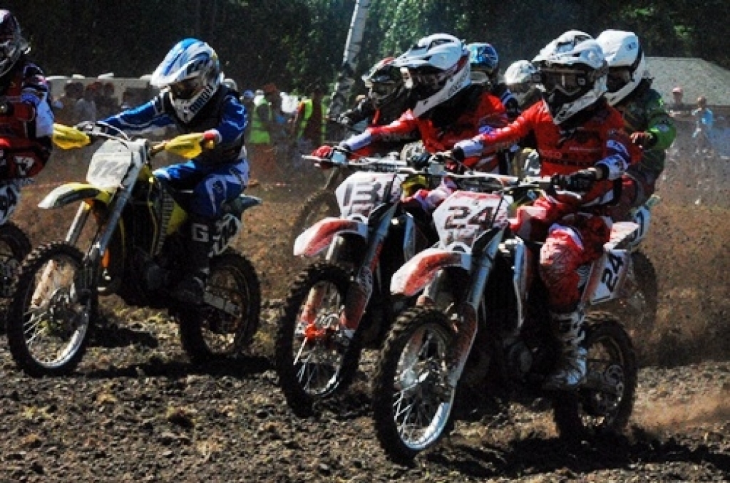 Uzvaras Latvijas čempionāta ceturtajā posmā Vecumnieku novada Stelpes pagasta Pīlādžu mototrasē izcīnīja Kristers Drevinskis un Andris Štendenbergs. Sacensībās 4. un 5. jūnijā piedalījās 270 braucēju. Ērika Pīlādža izveidotā trase ...
Autors: Uldis Varnevičs