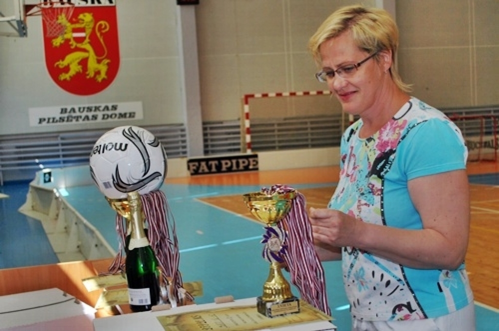 Ar komandas «Bauska» uzvaru noslēdzies Bauskas novada atklātais čempionāts florbolā. Divās fināla spēlēs par pirmo vietu uzvarēta «Brunavas» vienība – 3. jūnijā ar 8:4 un 4. jūnijā ar 12:7.
Pārsteigumu sagādāja cīņa par trešo vietu....
Autors: Uldis Varnevičs