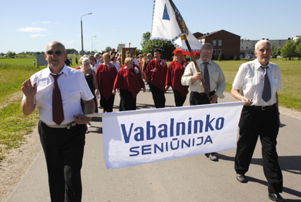 4.jūnijā rundālieši svinēja jau otros novada svētkus. Uz tiem ļaudis pulcējās Rundāles pils dārzā. Svētkus kuplināja krāšņs gājiens un bagātīgs koncerts.
Autors: Ivars Bogdanovs