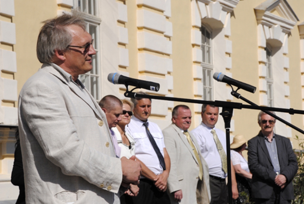 4.jūnijā rundālieši svinēja jau otros novada svētkus. Uz tiem ļaudis pulcējās Rundāles pils dārzā. Svētkus kuplināja krāšņs gājiens un bagātīgs koncerts.
Autors: Ivars Bogdanovs