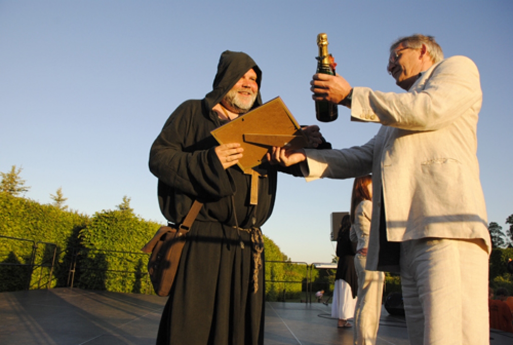 4.jūnijā rundālieši svinēja jau otros novada svētkus. Uz tiem ļaudis pulcējās Rundāles pils dārzā. Svētkus kuplināja krāšņs gājiens un bagātīgs koncerts.
Autors: Ivars Bogdanovs